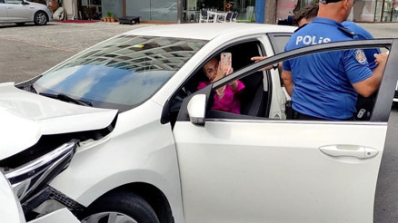 Kaza yapan alkollü turist araçtan inmedi, ikna etmeye çalışan polise direndi