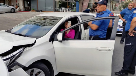 Kaza yaptı araçtan inmedi, ikna etmeye çalışan polise direndi