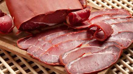 Evde pastırma nasıl yapılır, ne kadar sürede olur Evde çemenli pastırma yapımının kolay ve pratik yolları