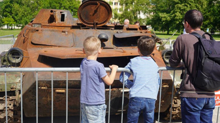 Savaşta ele geçirilen Rus tankları Prag’da sergileniyor