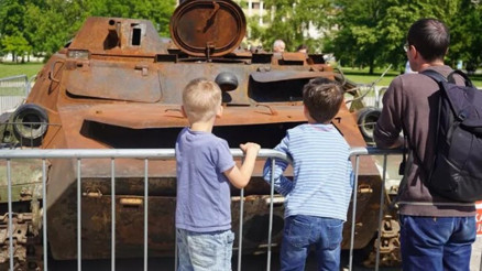 Savaşta ele geçirilen Rus tankları Çekya’nın başkenti Prag’da sergileniyor