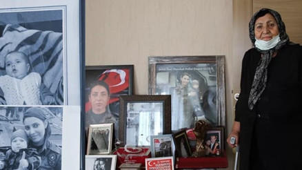 Özel Harekata yapılan bombalı saldırıda şehit olan polis memuru Demet Sezenin annesi konuştu Özel Harekata yapılan bombalı saldırıda şehit olan polis memuru Demet Sezenin annesi konuştu