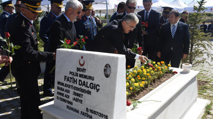 15 Temmuz şehidi polis Fatih Dalgıç mezarı başında anıldı