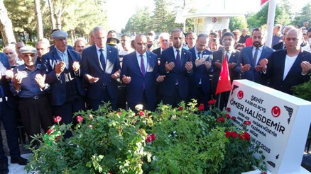 Şehit Halisdemirin kabri başında anıldı