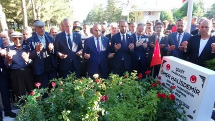 15 Temmuzun yıl dönümünde Ömer Halisdemir, kabri başında anıldı
