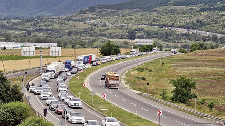 Tatilciler yola çıktı: Acele etmeyin, kurallara uyun, sağ salim dönün