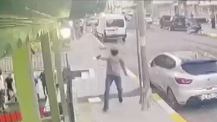 Önce iş yeri kurşunlandı, sonra oğlu vuruldu Haraç çetesi iddiası... Önce iş yeri kurşunlandı, sonra oğlu vuruldu Haraç çetesi iddiası...