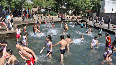Güneydoğu’da 40 dereceyi aşan sıcaklar... Yollar boşaldı, süs havuzları doldu