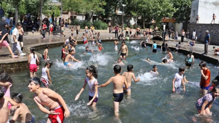 Güneydoğuda 40 dereceyi aşan sıcaklar bunalttı: Yollar boşaldı, süs havuzları doldu