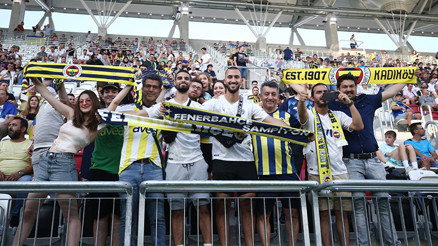 Fenerbahçeli taraftarlar, Dinamo Kiev maçında takımlarını yalnız bırakmadı