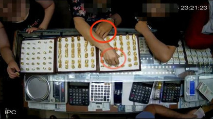 Tırnakçılık yöntemiyle kuyumcudan altın yüzük hırsızlığı: O anlar kamerada