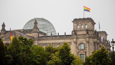 Federal Meclis’e LGBT bayrağı çekildi