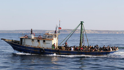 Bozcaada açıklarında 227 kaçakla yakalanan 2 organizatöre tutuklama