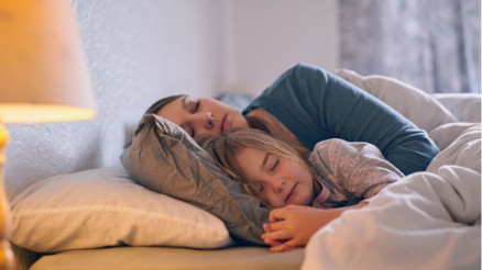 Çocuğuyla aynı yatağı paylaştığı için eleştirildi... Ne kadar doğru Uzmanlar yanıtladı...