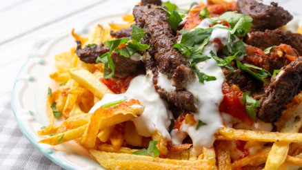 ÇÖKERTME KEBABI TARİFİ: Çökertme kebabı nasıl yapılır Çıtır patatesi ve nefis sosuyla çökertme kebabı yapımı ve malzemeleri ÇÖKERTME KEBABI TARİFİ: Çökertme kebabı nasıl yapılır Çıtır patatesi ve nefis sosuyla çökertme kebabı yapımı ve malzemeleri