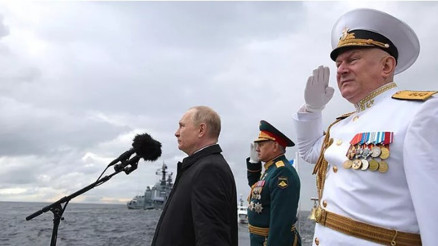 Rusya Devlet Başkanı Putin, Rus donanması geçit törenine katıldı