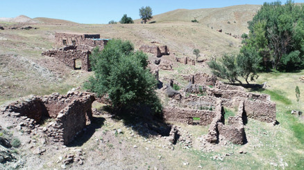 Sivasta 42 yıl önce terk edilen gizemli köyde defineci talanı