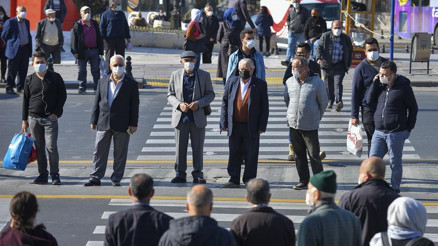 Kalabalıkta maske takın Kalabalıkta maske takın