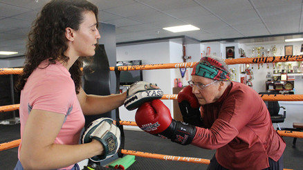 Parkinsonu 76 yaşında boks ile yendi