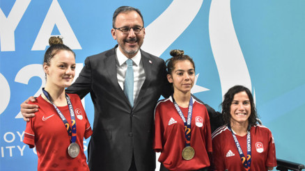 Bakan Kasapoğlu, yüzücülere madalyalarını verdi