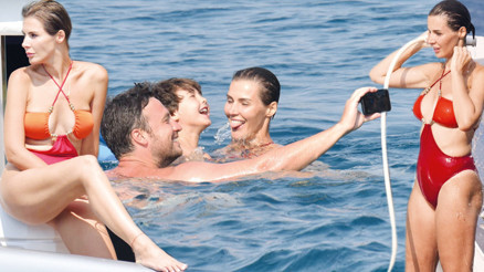 Hatice Şendil, eşi Burak Sağyaşar ve oğulları Can ile tatilde