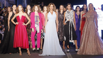 Tarihi caddede defile