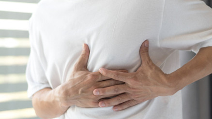 Erkeklerde sol memede ağrı neden olur Sol memede ağrı ve şişlik neyin belirtisi olabilir