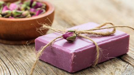 Gül sabunu faydaları ve özellikleri nelerdir Ne işe yarar Gül sabunu nasıl kullanılır