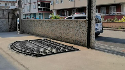 Devrilen demir kapının altında kalan çocuk yaralandı