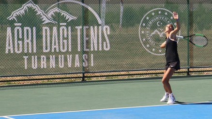 Burası Wimbledon değil, Ağrı Ağrı Dağı Tenis Turnuvası başladı...