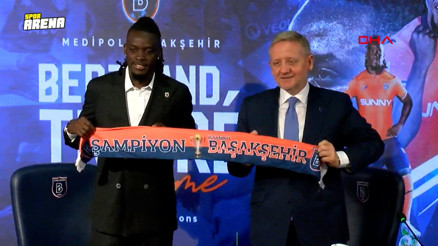 Başakşehirde yeni transfer Traore için imza töreni düzenlendi