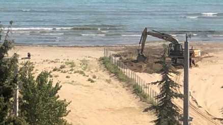 Altınkum karardı Kepçeyle müdahale tepki çekti Altınkum karardı Kepçeyle müdahale tepki çekti