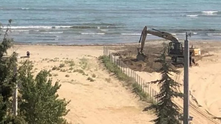 Kararan Altınkum sahiline kepçeli müdahale Kararan Altınkum sahiline kepçeli müdahale