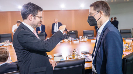 Ekimde yeni tedbirler geliyor Tren ve uçaklarda maske zorunlu