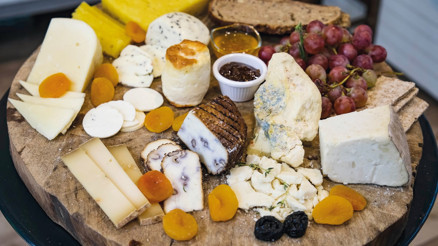 Adım adım peynir tabağı hazırlığı