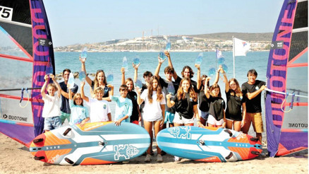 Çocuk sörfçülerden tarihi başarı