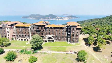 Yetimhanenin bahçesindeki ilkokula restorasyon izni çıktı