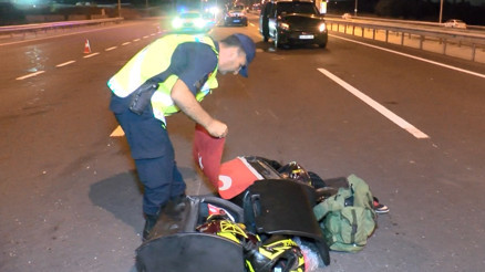Kaza yapan motosikletteki Türk Bayrağını gören jandarma önce öptü sonra ekip aracına koydu Kaza yapan motosikletteki Türk Bayrağını gören jandarma önce öptü sonra ekip aracına koydu