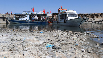 Van Gölünün su seviyesi düşünce balıkçı tekneleri karaya oturdu