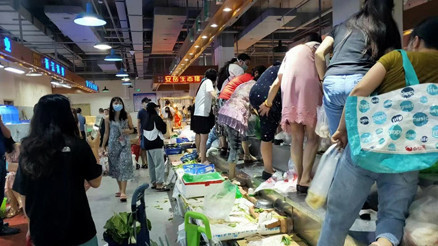 Çinde yeni vakalar panik yarattı: Halk marketlere hücum etti