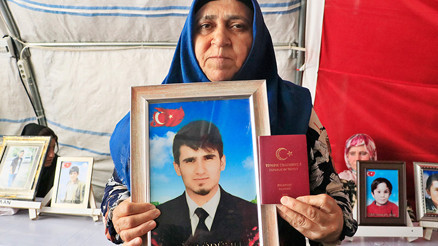 Evlat nöbetindeki anne Latife Ödümlü: Oğlum HDP binası önünde seni bekliyorum Evlat nöbetindeki anne Latife Ödümlü: Oğlum HDP binası önünde seni bekliyorum