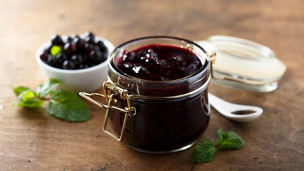 Kahvaltı sofranıza ekleyebileceğiniz nefis bir tarif... Üzüm reçeli nasıl yapılır  İşte tam kıvamın üzüm reçeli tarifi, malzemeleri ve yapımı