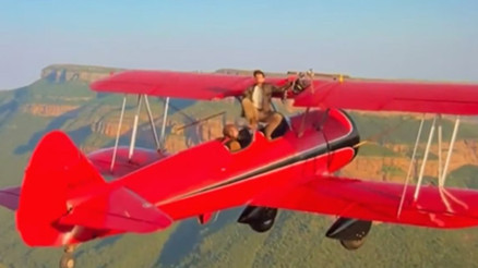 Tom Cruise gökyüzündeki uçağın üstünden seslendi: Gürültü için özür dilerim Tom Cruise gökyüzündeki uçağın üstünden seslendi: Gürültü için özür dilerim