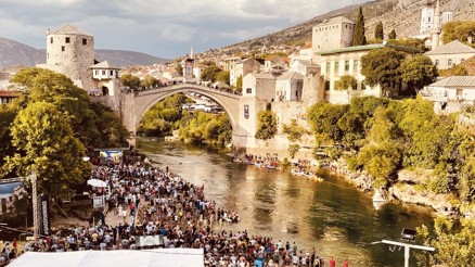 Balkan güzeli Mostar’da tarihi köprüden serin sulara...