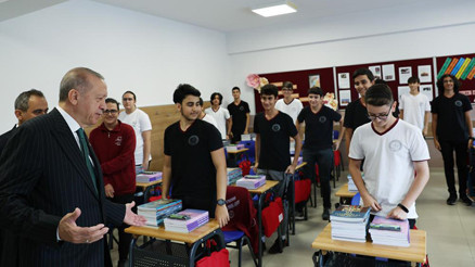 Cumhurbaşkanı Erdoğan, Sancaktepe’de öğretmenler ve öğrencilerle sohbet etti