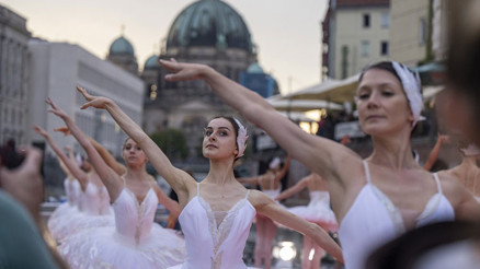 Teknede bale hayran bıraktı