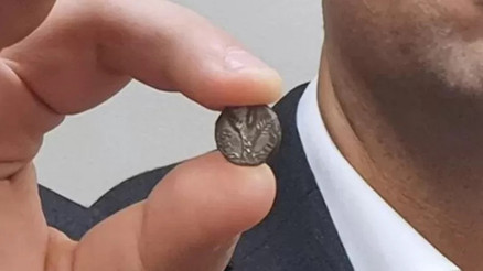 D﻿efineciler yağmalamıştı... 1 milyon dolar değerindeki tarihi gümüş para 20 yıl sonra evine döndü