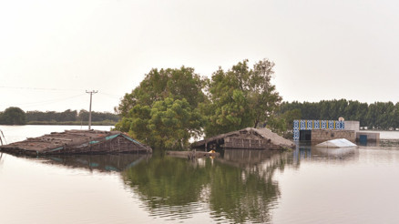 Hürriyet selin vurduğu Pakistanda... Bu gölün altında bir köy var