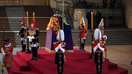 İngiltere Kraliçesi II. Elizabeth’in cenazesine binlerce kişi akın etti
