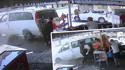 Minibüsün altında kalmaktan saniyelerle kurtuldular